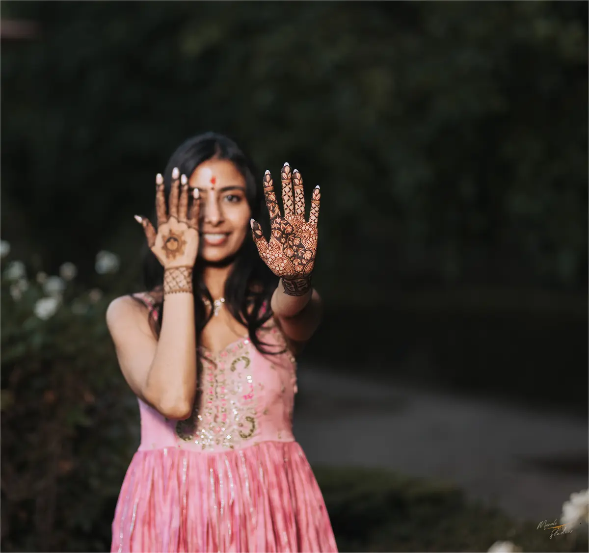 The bride shows her mehndi