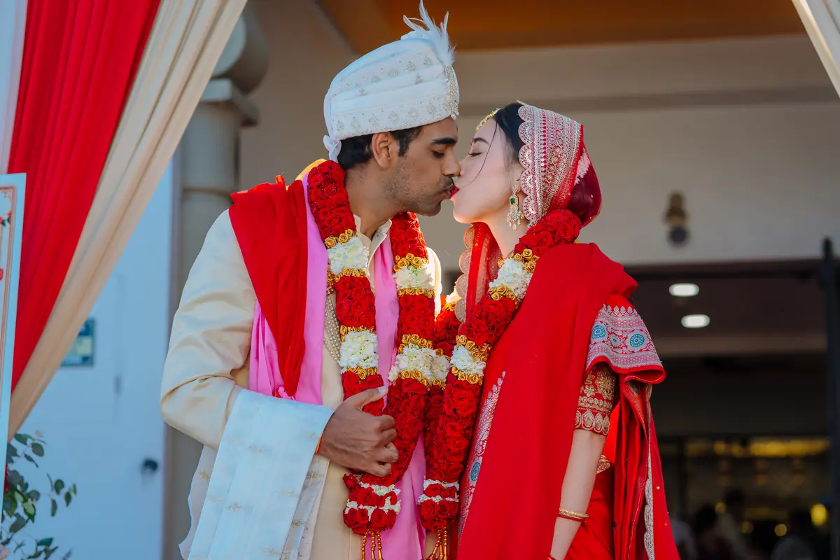 A kiss beneath the garlands